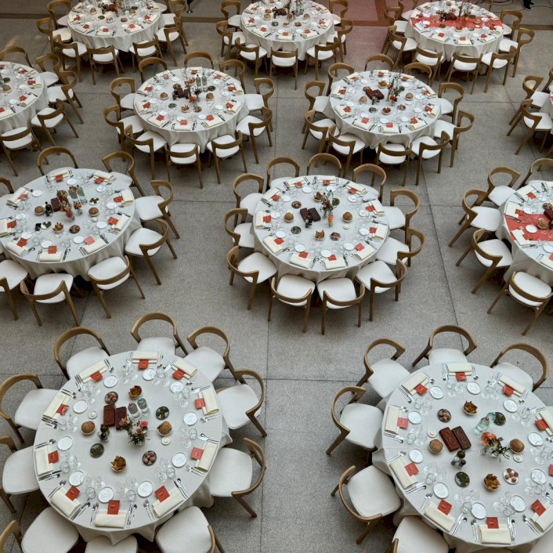 Round Banquet Table (5ft6)