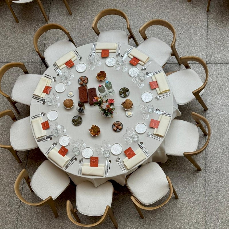 Round Banquet Table (5ft6)
